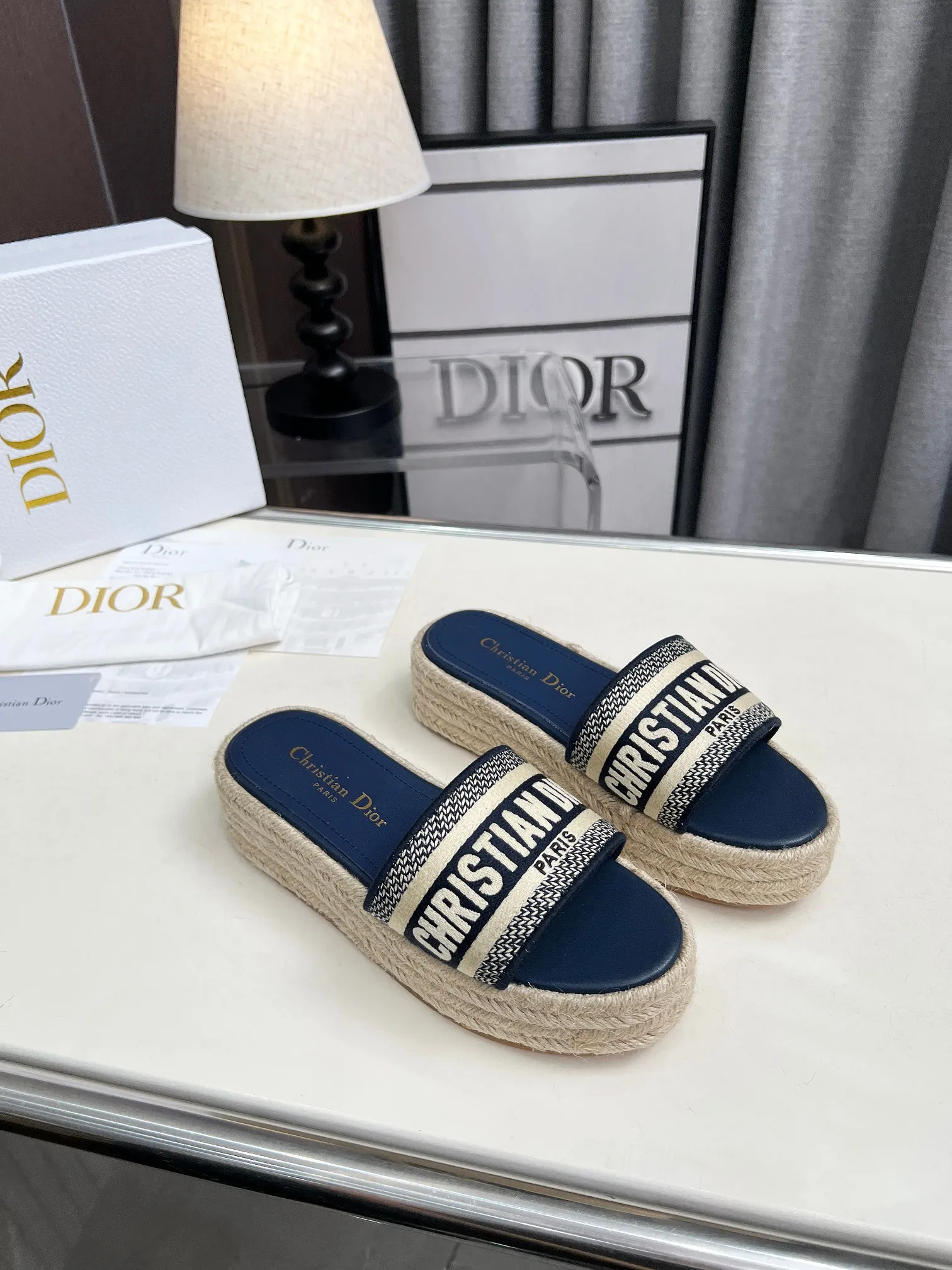 👟👟Ex-factory price 420👟👟 Dior's new spring and summer IVIETA DWAY jelly-colored flat-soled one-slip women's shoes with CD letter logo three-dimensional embroidery thick-soled round-toe open-toe slippers. The original version is developed to be the top version on the market. It feels soft and delicate on the feet and is extremely comfortable. Material: Upper imported raffia electric embroidery high-temperature water-soluble cotton technical fabric + water-dyed cowhide foot pad lining + original consistent combination outsole Outsole: original outsole Size: 35-42 (40.41.42 custom-made, non-refundable and non-exchangeable)